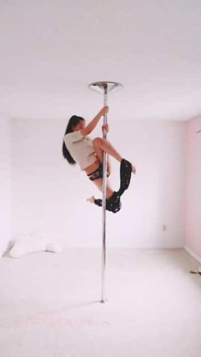 Handstand T-shirt challenge? Pfff I give you the Pole Shirt & Pants challenge 😂 Inspired by a friend