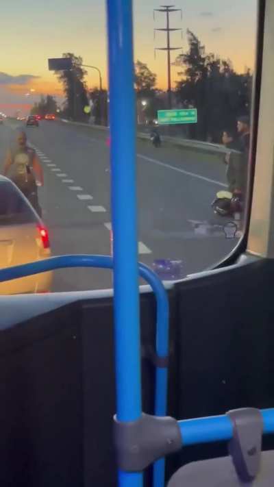 Sujeto se paró en el medio de la Panamericana e impidió el paso de los vehículos