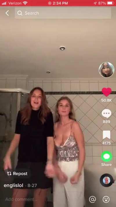 Anyone know who is on the right? 🤤 Can’t find it in the comments sadly and it’s the posters only video with her :/ most of the comments appear to be in German or something too haha