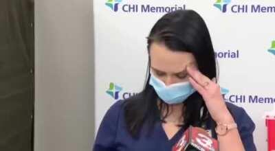 Nurse passes out live after receiving vaccine shot