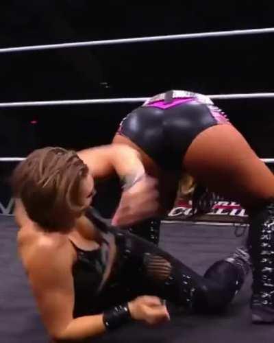 Rhea Ripley slapping Toni Storm 👋🍑