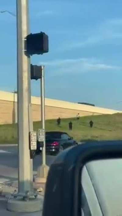 Dallas cops find their guy but can’t make it up the hill to catch him