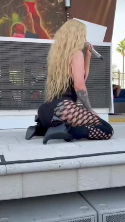 Iggy Azalea preforming