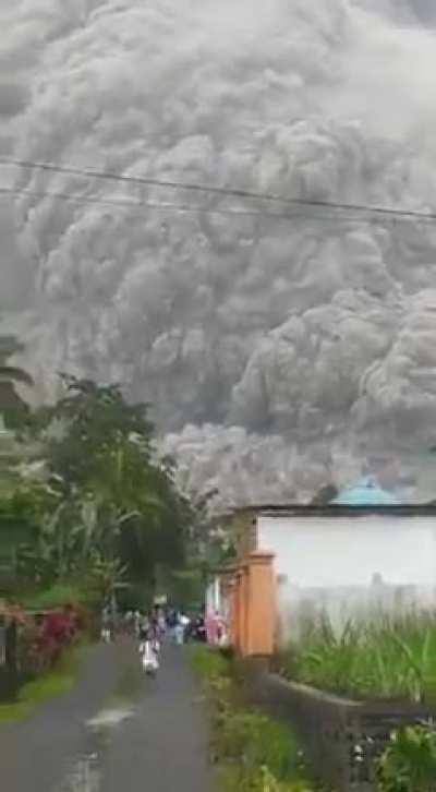 В Индонезии проснулся вулкан 