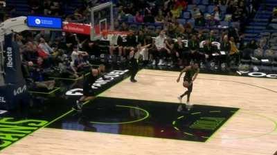 [Highlight] Devin Booker goes on a quick 7-0 run against the Pels in 1:20 real time with multiple difficult finishes