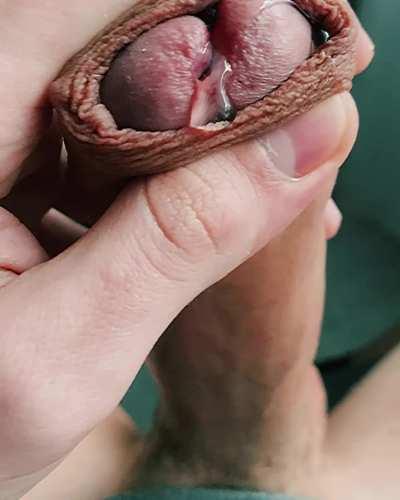 oh fuck. I'm horny my dick is flowing