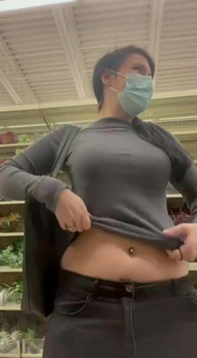 [F] Soo many people kept walking by🙈🙊