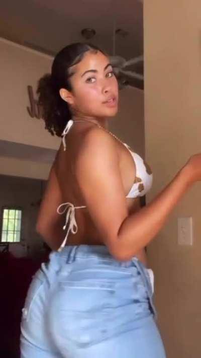 Damn look at the way her shit movin in them jeans tho🍑🔥🔥