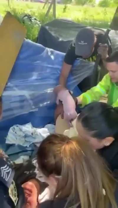 Mujer tuvo a su criatura en plena calle y fue asistida por policías de Mar del Plata