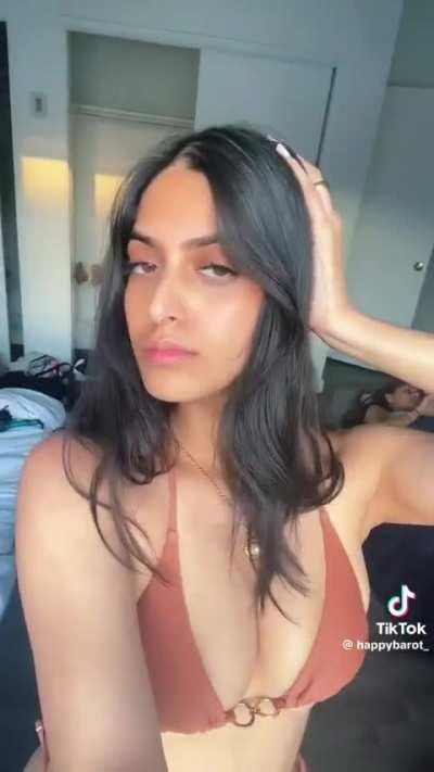 Dm me for her nipslip video