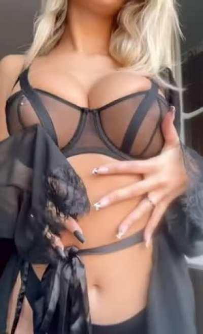 Cum and play with my assets 😈 link in the comments