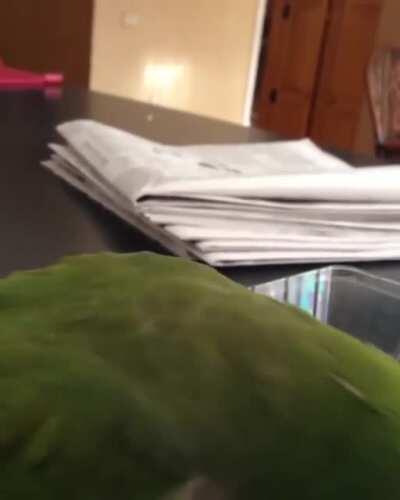 This idiot fighting a fruit packaging