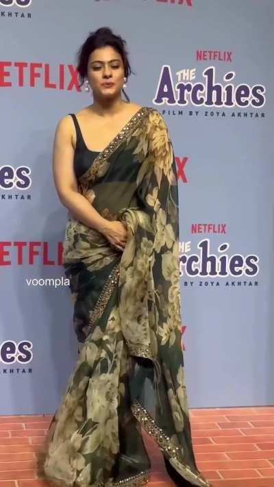 Kajol wore this transparent saree with a sexy blouse just to drive her shaggers crazy 🥵 Just look at that meaty MILF body!