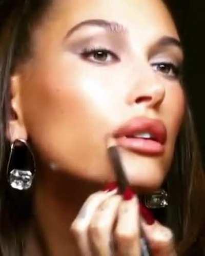 Hailey doing her makeup so beautiful