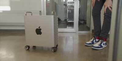 The wheels on the new Mac Pro don't have locks. They cost 550$.