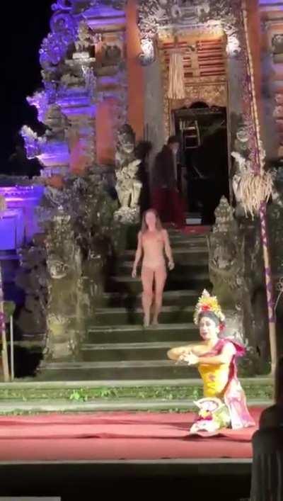 Western tourist crashes art event in Bali, nude