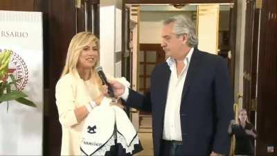 Alberto Fernández y su novia mostrando a su hijo Francisco. Alberto mostrando su cara de infelicidad y tapando al hijo con el micrófono muestran sus ganas de gobernar jaja.