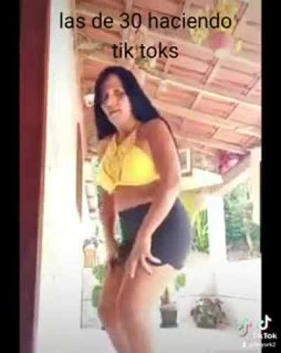   Ya quitenle el celular a su tia..