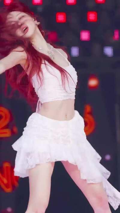 ITZY - Yuna (Boobs & Midriff 😵😵)