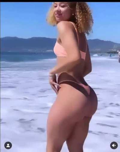 Big booty Lexie on beach in thong🔥😍💦