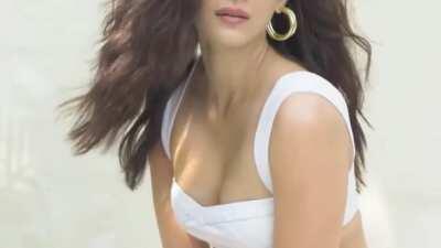Kriti Sanon Hot cleavage