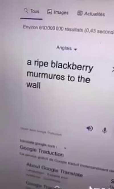 Une mûre mûre murmure au mur