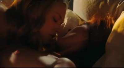 Amanda Seyfried seducing Julianne Moore