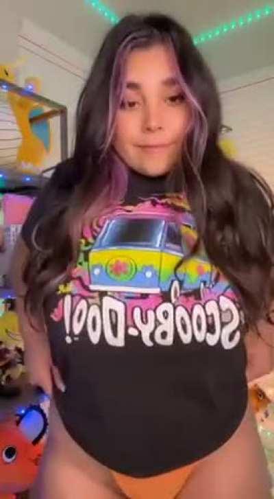 Any guys here into curvy Latinas like me?