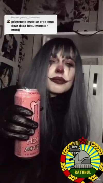 Fetele care beau monster be like