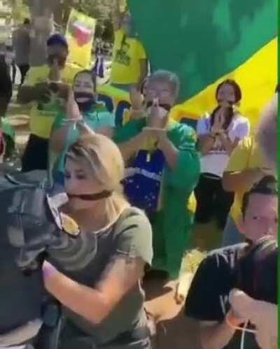 Sara Inverno, cover de espiã nazista, faz bico com flashmobs de comédia.