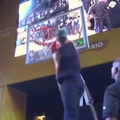 Что этот белый себе позволяет