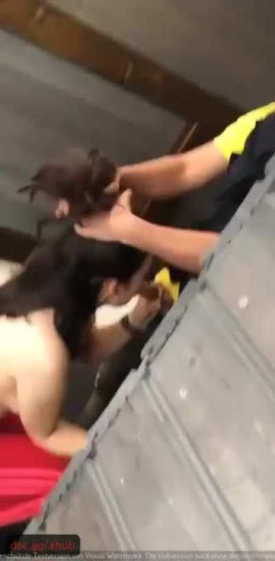 Geile schlampe bläst an Bushaltestelle