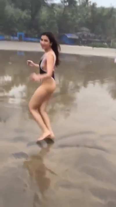 Priyanka Prateek (travel_tales_by_two) [bikini/swimsuit] [beach dance]