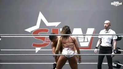 Bruno Vitori crushes Swan in his powerful arms