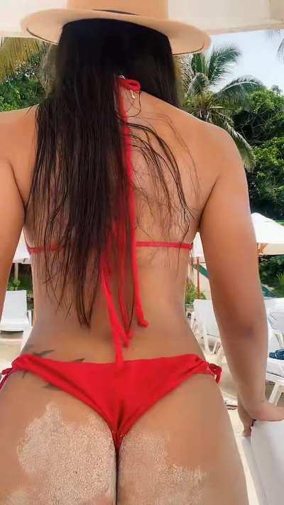 twerk at the beach >>>