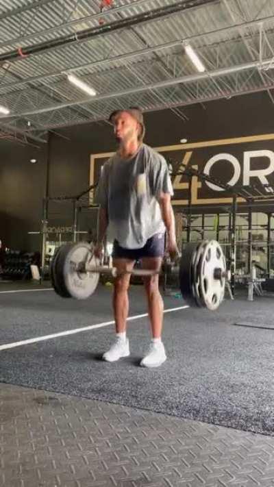 WR #1 getting that work in with Tua's trainer 🐬 ☝