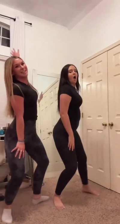 Tight blonde bop shaking booty🍑💦