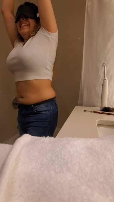 Leslie Bellybutton Tickle