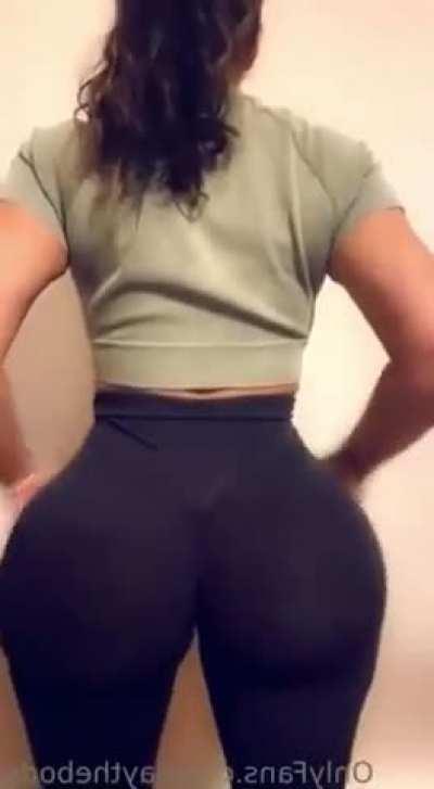 Sumn about her in leggings 🤤