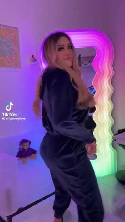 Cómo le encanta grabarse moviendo el culo a esta puta