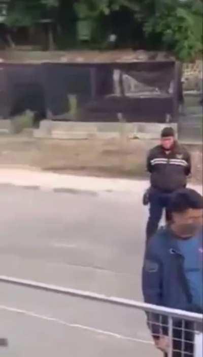 “Bakit, kaya ko bang saktan ‘yan [security guard]? Ano ‘yan, bakla?”