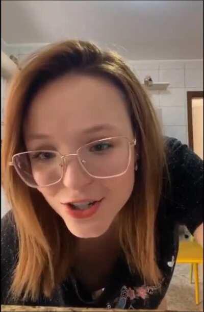 Larissa Manoela pagando peitinho em live