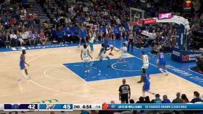 [Highlight] Jalen Williams ferociously attacks the rim!