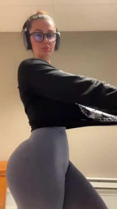 candykaraxo with the booty wiggles