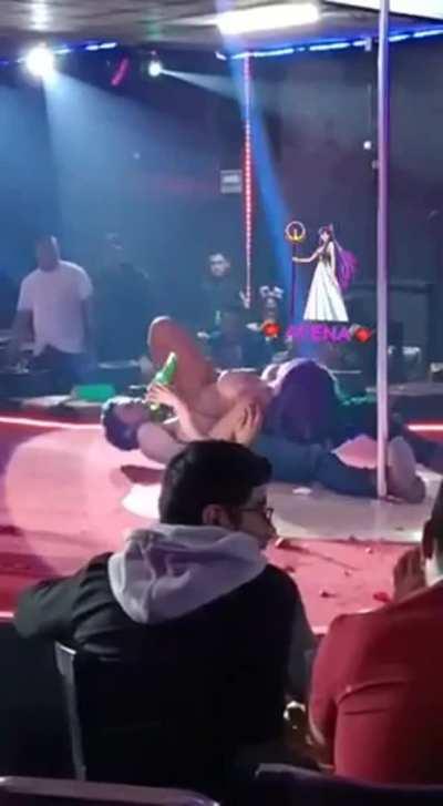 Mujer Luna Bella turns it up a notch