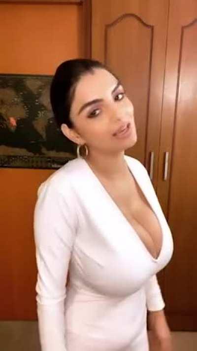 Classy dress.. so full that she has to adjust 😍