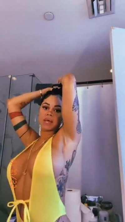 Kétlyd Dancing in yellow bikini