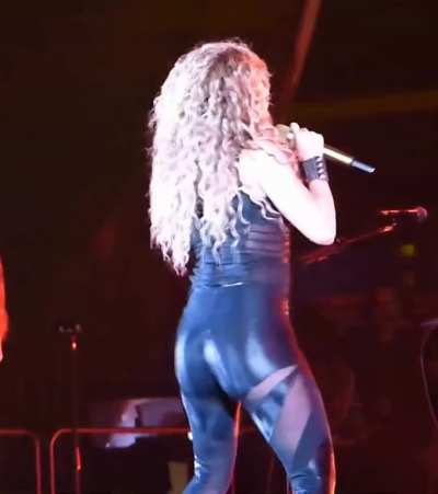 Shaking Shaking her Big Jiggly Ass