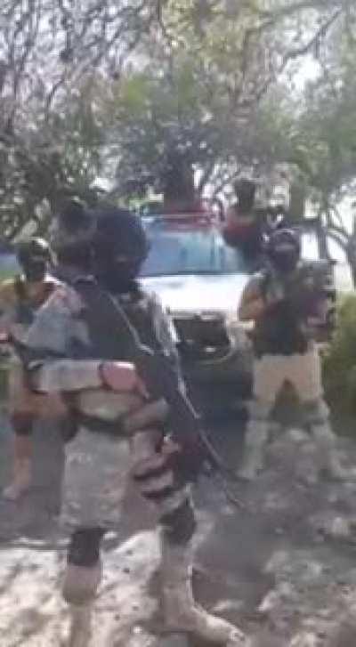 CSRL refuses to give up even after the arrest of El M1. CSRL came out with a threatening message to CJNG in Guanajuato. All those rifles and police car they got in this video were stolen from police in security checkpoints. What you see here is all they g