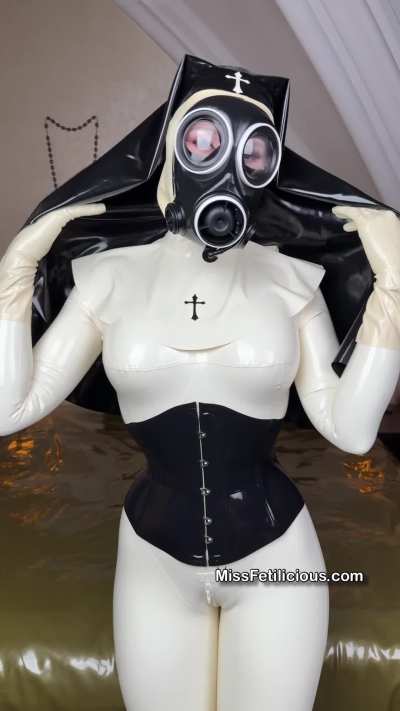 Happy gas mask Monday! 😜 Rate this look 1-10